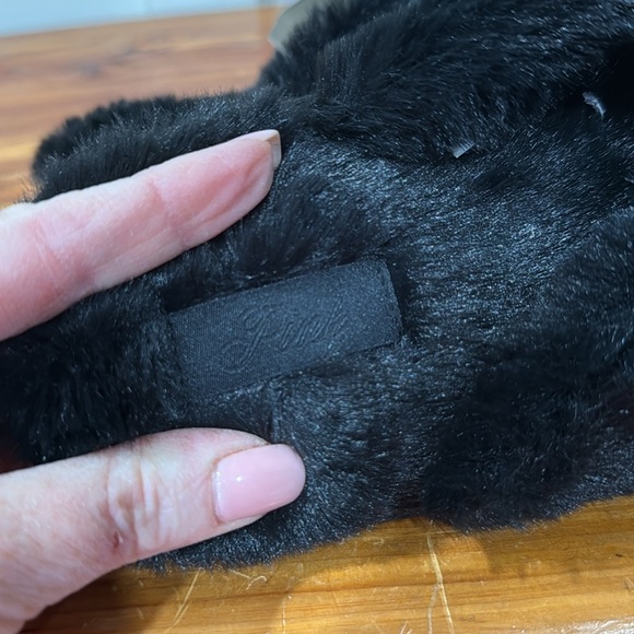 NEW PINK Victoria's Secret Black Fluffy Cross Strap Slippers M - Picture 5 of 6